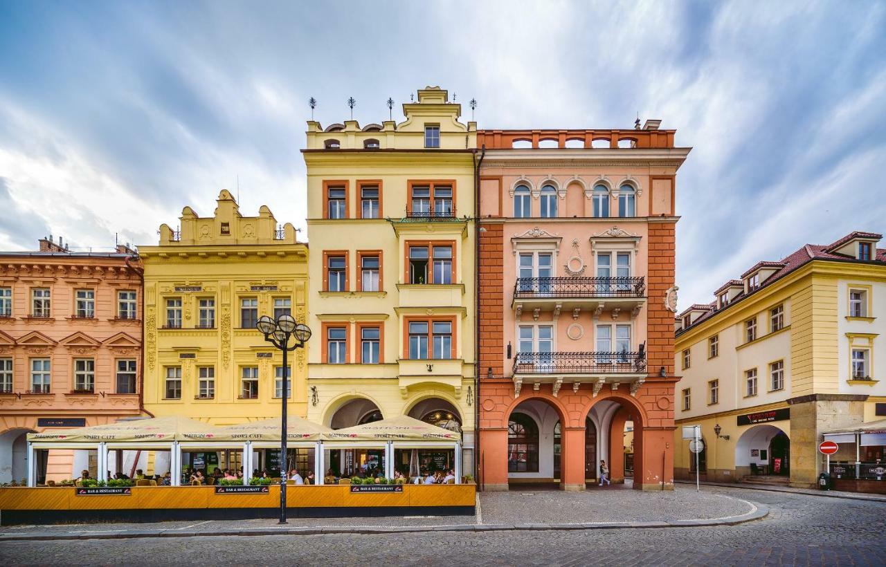 Modern Family Apt. With Central Square Entrance Градець-Кралове Екстер'єр фото